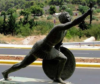 Estátua de Fidípedes na cidade de Maratona na Grécia.