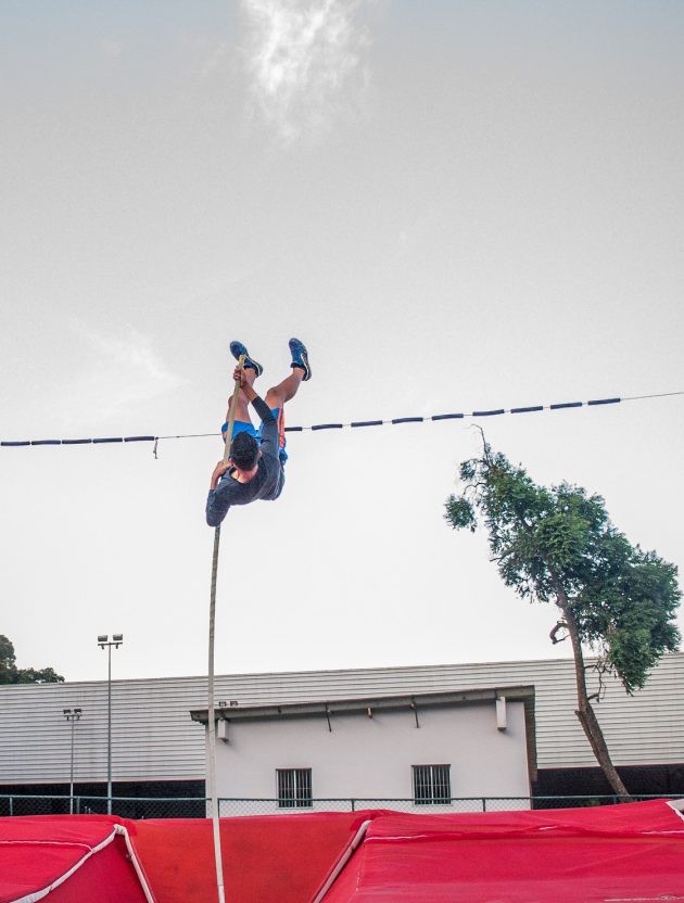 Imagem de atleta em salto em altura
