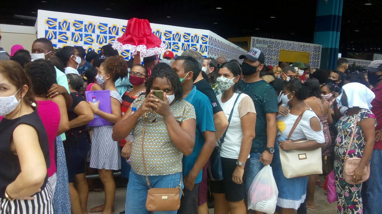 Com longas filas, pontos de vacinação contra a Covid-19 em São Luís registram aglomerações neste domingo (06)